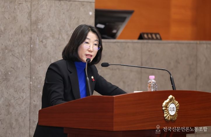 - 제258회 정례회 제3차 본회의에서 구정질문을 하는 의원들-고성미 의원