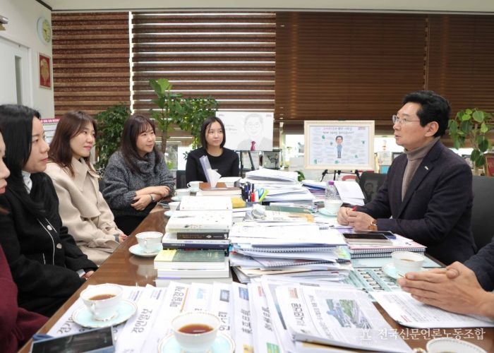 이상일 용인특례시장은 15일 시장실에서 기흥역세권에 거주하는 시민들과 만나 교육 현안을 논의했다.