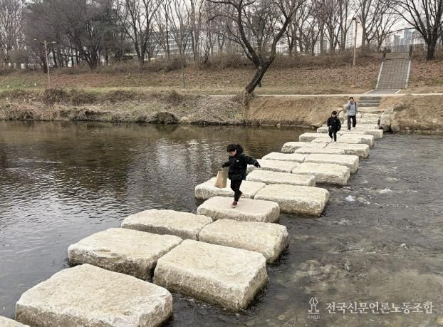 성남시 분당구 구미동 성남물빛공원~무지개마을 잇는 탄천 징검다리