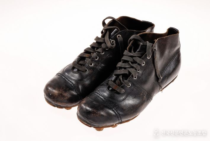 1. 1954년 스위스월드컵에 주장으로 출전한 주영광 선수 축구화