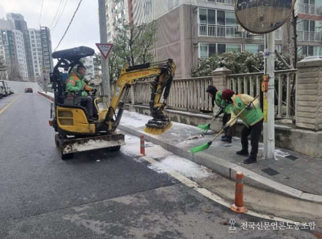동두천시 불현동 지역자율방재단, 강설 대비 긴급 제설작업 실시