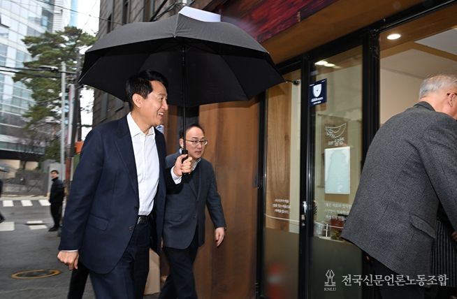 오세훈 서울시장이 16일 용산구 '희망의 인문학' 창업지원 사업인 '동행스토어' 1호점 음식점 '정담'에 들어서고 있다.