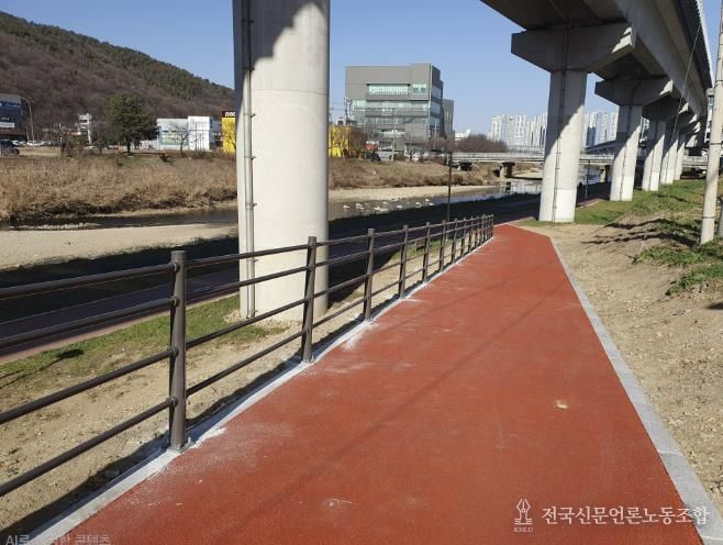 용인특례시 처인구가 고림동 103-48번지 일대 경안천에 진입로를 조성했다.