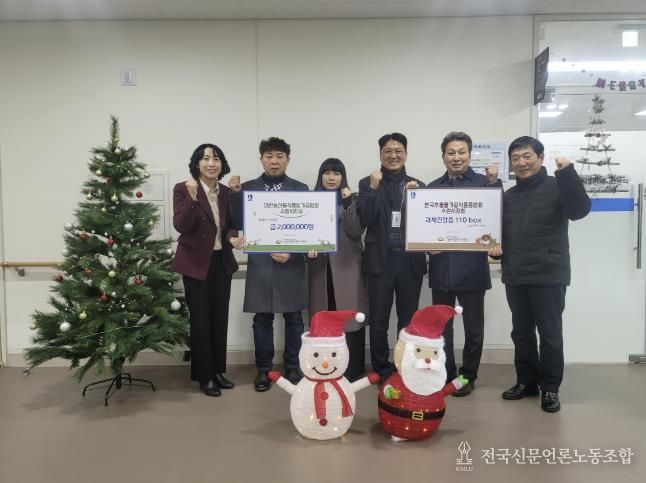 전달식 후 한국추출가공식품업중앙회경기도지부 수원시지회, 대한농산물식품임가공업연합회 수원시지부, 수원시 관계자가 함께하고 있다.