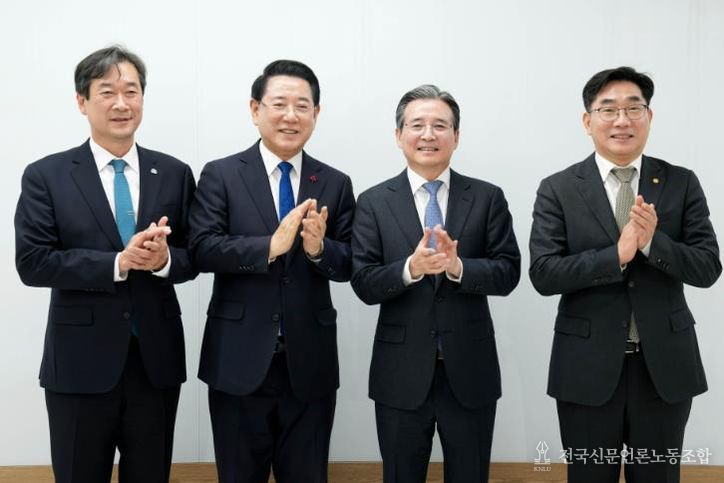 김영록 전라남도지사 17일 광주에서 대통령실 김용범 정책실장 주재로 열린 ‘전남 통합대학교 국립의과대학 신설 추진 간담회’에서 송하철 국립목포대학교 총장, 이병운 국립순천대학교 총장 등 참석자들과 기념촬영을 하고 있다.