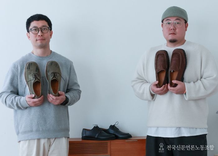 청년 창업자 임차료 지원사업 참여업체인 칠링세레머니 정승익 대표(오른쪽)와 성세훈 이사(왼쪽)가 제품을 들고 포즈를 취했다.