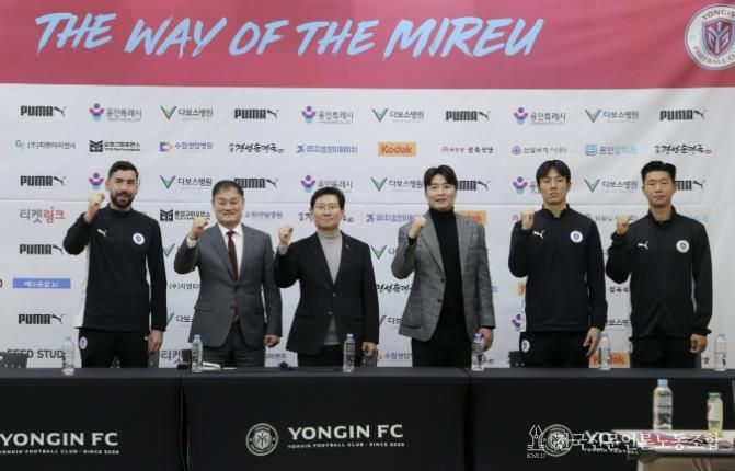 이상일 용인특례시장이 4일 포은아트홀에서 열린 용인FC 창단 기자회견을 마친 뒤 최윤겸 감독, 이동국 테크니컬 디렉터, 선수들과 기념사진 촬영을 하고 있다.