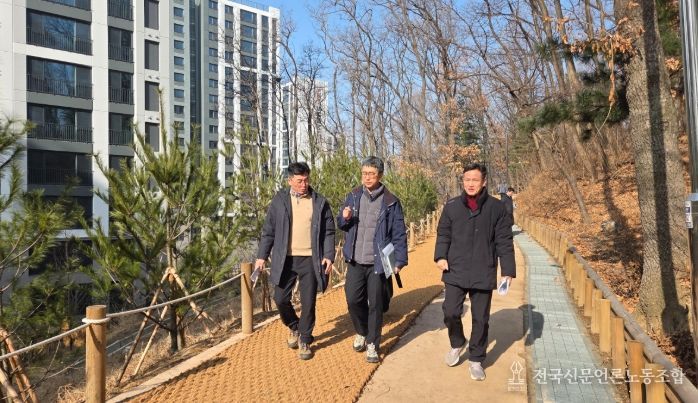 1. 최훈규 천안시 공원녹지사업본부장이 16일 주요 사업장에 방문해 점검하고 있다.