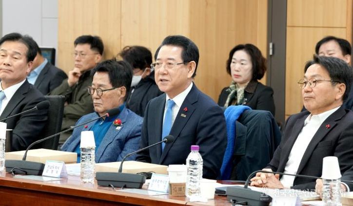 광주·전남 행정통합 특별법 검토 제2차 조찬 간담회 사진-김영록 전라남도지사가 21일 서울 국회의원회관에서 열린 광주·전남 행정통합 특별법 검토 제2차 조찬 간담회에서 지역 국회의원들과 특별법에 대해 논의하고 있다.