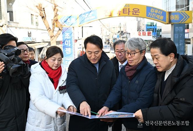 오세훈 서울시장이 22일 용산전자상가 인근 특별계획구역 개발 사업대상지 조감도를 확인하고 있다.