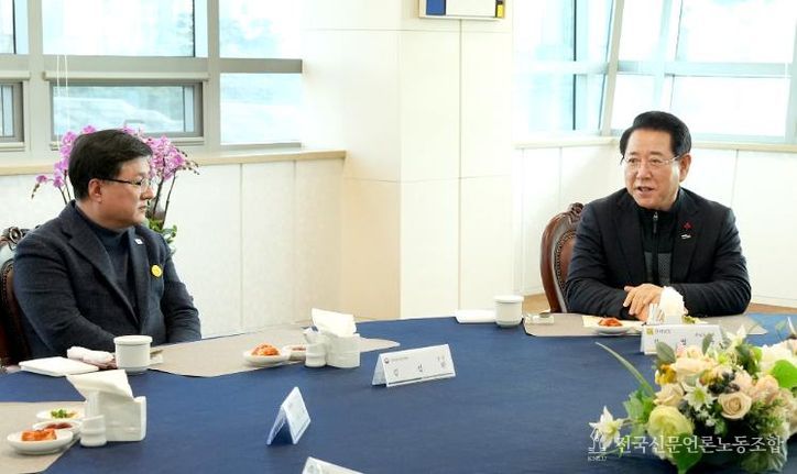 전남도-기후부장관 오찬간담회 사진-김영록 전라남도지사가 22일 나주 한국전력공사 본사에서 열린 오찬 간담회에서 김성환 기후에너지환경부 장관에게 전남을 대한민국 에너지 신산업의 거점으로 육성하기 위한 주요 현안을 건의하고 있다.