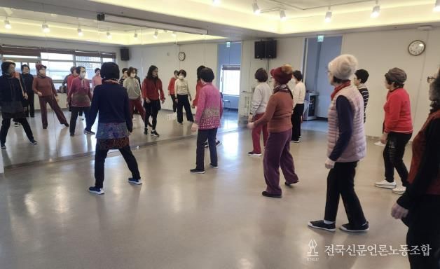 지난 22일 광명시 시민건강증진센터에서 '어르신 건강체조·요가교실'을 진행하고 있다