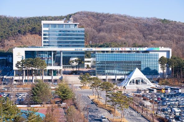 1. 천안시청 전경.