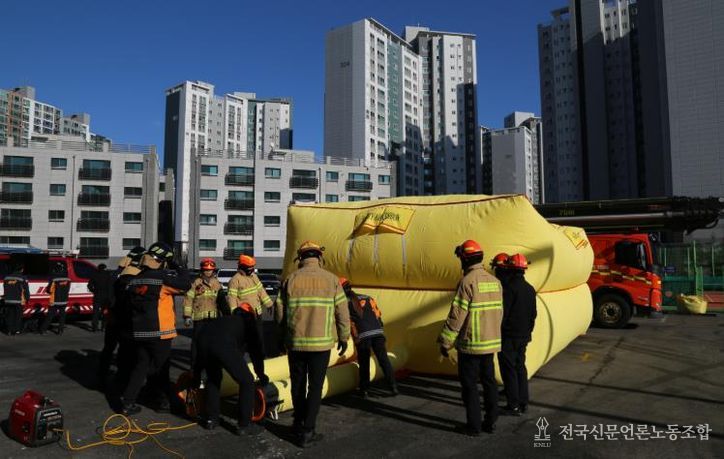 서산소방서, 고층 추락사고 대비 공기안전매트 신속 설치 훈련 실시