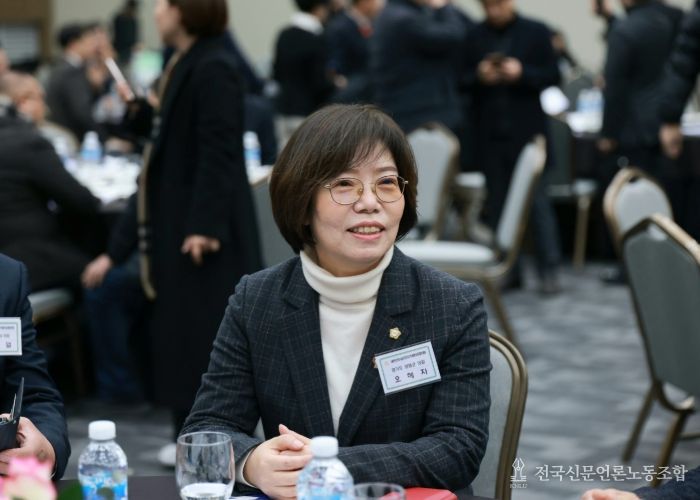 양평군의회 오혜자 의장이 총회 참석하여 회의를 참관하고 있다.