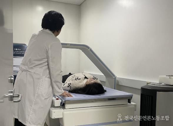 천안시 보건소가 골밀도 검사를 진행하고 있다.