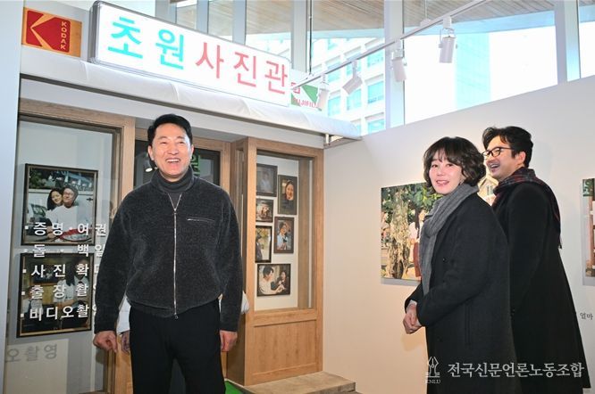 오세훈 서울시장이 31일, 김성령·정준호 배우와 서울영화센터를 둘러보고 있다.
