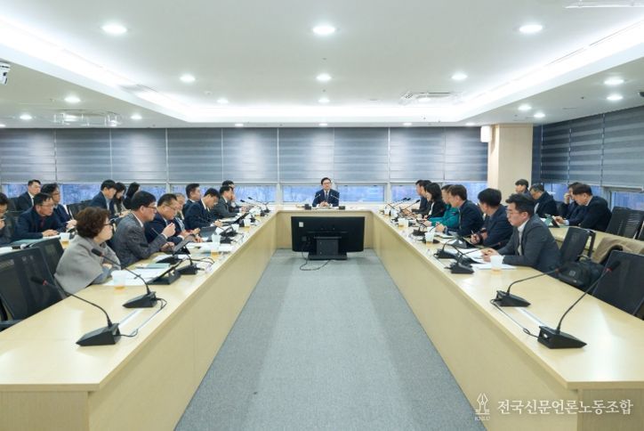 김석필 천안시장 권한대행 부시장이 2일 천안시청 중회의실에서 열린 확대간부회의에서 재난 안전 점검과 민생 안정 대책 추진을 주문하고 있다.