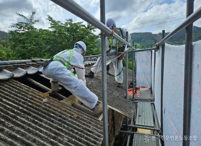 지난해 추진된 슬레이트 처리지원사업의 창고 슬레이트 지붕 철거 현장 모습