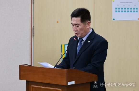 김성일 도의원이 지난 1월 30일 교육행정위원회에서 조례안 제안설명을 하고 있다.