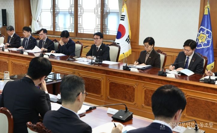 김민석 국무총리가 5일 세종대로 정부서울청사에서 열린 국토공간 대전환 범정부협의회를 주재하고 있다.