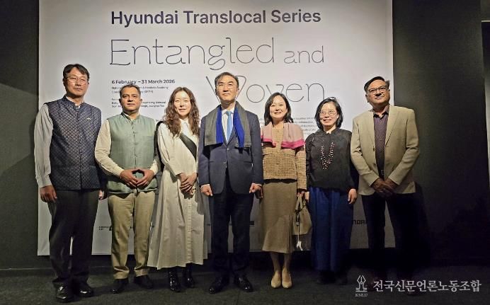 좌부터 황일용 주인도 한국문화원장, 마노즈 라나 인도국립공예박물관장, 이지영 큐레이터, 이성호 주인도 한국대사 내외, 강재영 감독