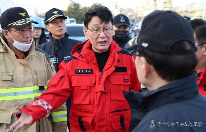 21일 서산시 대산읍 산불 대응 현장 지휘본부에서 홍종완 충남도 행정부지사가 소방 관계자들과 산불 진화 및 확산 방지 대책을 논의하고 있다.