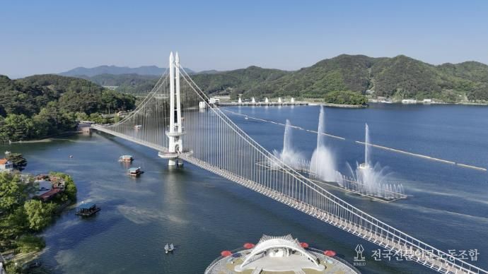 예당호 출렁다리와 음악분수 전경