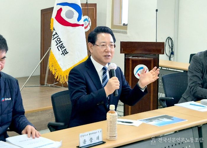 김영록 전라남도지사가 23일 한국노총 광주지역본부에서 전남·광주 행정통합과 관련, 현장 목소리를 반영해 특정 지역이나 단체, 일개인에게까지도 손해나 피해를 주지 않도록 지혜를 모으겠다는 의지를 밝히고 있다.