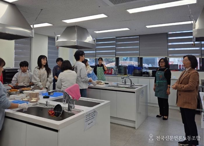 광명시 광명5동 청소년지도협의회(회장 김영란)는 지난 23일 광명5동 행정복지센터 공유부엌에서 청소년지도협의회 위원들과 관내 청소년 5명이 함께하는 ‘건강한 오란다 만들기’ 체험 행사를 개최했다.