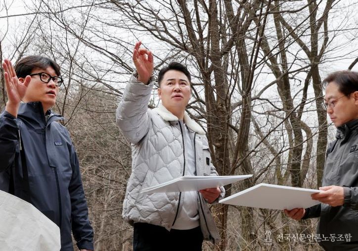 오언석 도봉구청장(가운데)이 도봉산 원통사 일대 등반 구간 주요 시설물 안전점검을 주관하고 있다