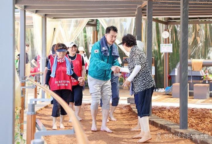 오언석 도봉구청장이 초안산근린공원 맨발 걷기 프로그램에 참여해 구민들과 인사를 나누고 있다