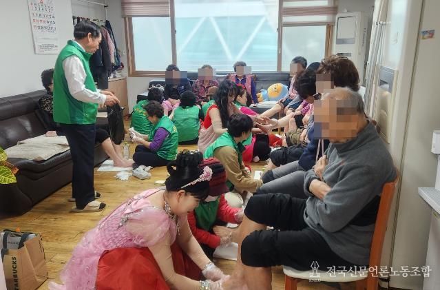 수원시 장안구 송죽동 새마을부녀회, 발마사지 봉사와 음악 공연 선사