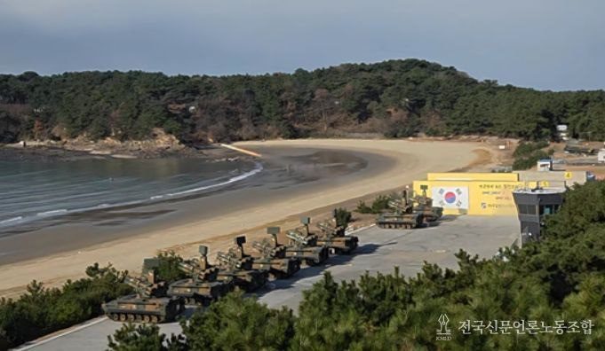 핵심부품국산화 개발품을 탑재한 ‘천마’가 표적기를 향해 유도탄을 발사하고 있다.