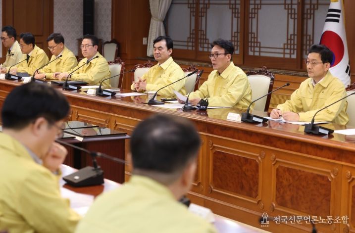 김민석 국무총리가 1일 세종대로 정부서울청사에서 열린 중동 상황점검 관련 긴급 관계부처회의를 주재하고 있다.