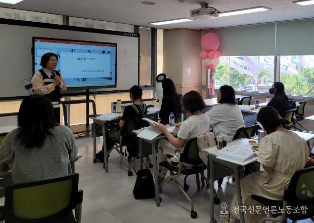 도봉구 지역 내 결혼이주여성들이 다문화상담사 양성과정 교육을 듣고 있다.
