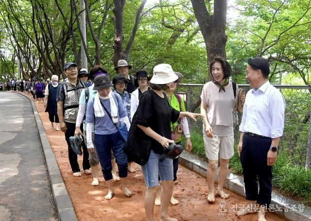 서대문구가 서울시 발표 ‘2025년 서울서베이’ 조사 결과 서울 자치구 가운데 ‘생활환경 만족도’ 종합 1위를 차지했다. 사진은 황톳길을 즐기는 주민들.