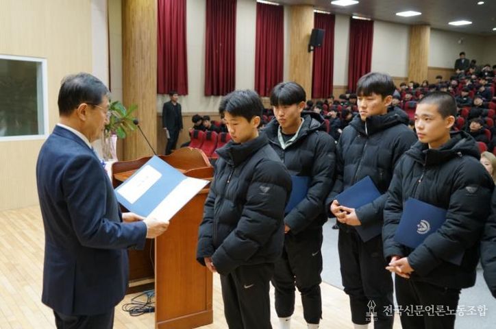 진천군청 육상부, 충북체고 신입생에 우수 장학금 150만원 전달
