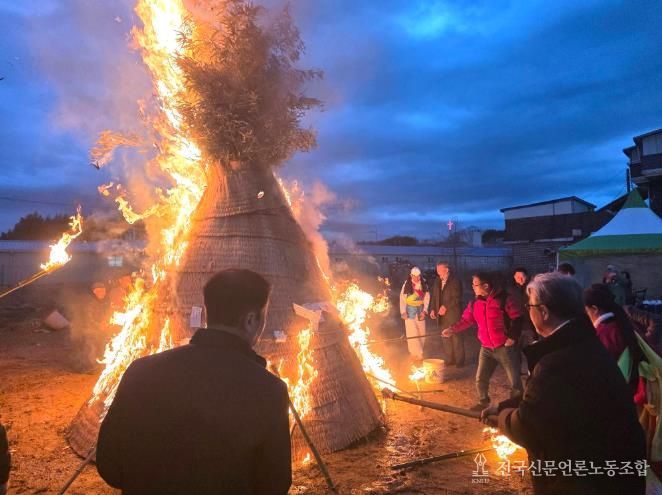 보성군 푸르미예술단, 제15회 정월대보름 다향 달집태우기 성료_달집을 태우고 있다