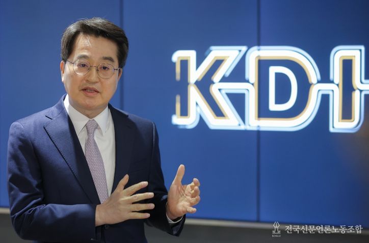 세종시 한국개발연구원에서 열린 재정사업평가 분과위원회 참석을 마치고 내용을 설명하는 김동연 지사