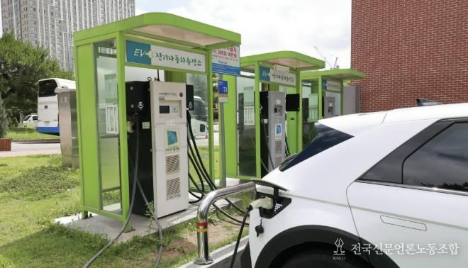 과천시청 전기차 충전구역에서 충전중인 차량 모습