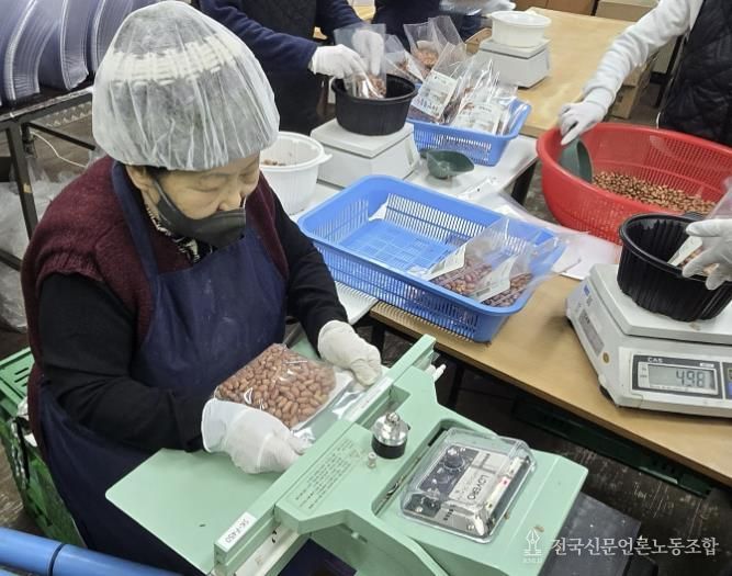 태안 볶음땅콩 상품 생산 모습.