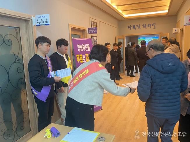 지난 2월, 지도읍 새해영농실용교육에서 ‘2026년 영농부산물 안전처리 지원사업’ 홍보를 위한 캠페인을 실시했다.