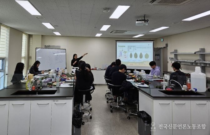 교육생들이 장미육종 관련하여 표현형 특성조사에 대해 실습교육을 하고 있다.