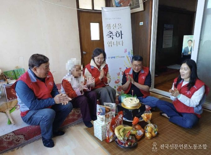 아산시 인주면 행복키움추진단원들이 90세 이상 독거 어르신을 직접 찾아 생신상을 차려드리고 함께 기념 촬영을 하고 있다.