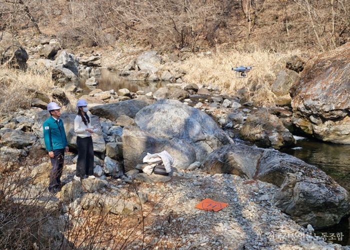 수동계곡 일대에서 드론 촬영을 진행 중인 김상수 부시장