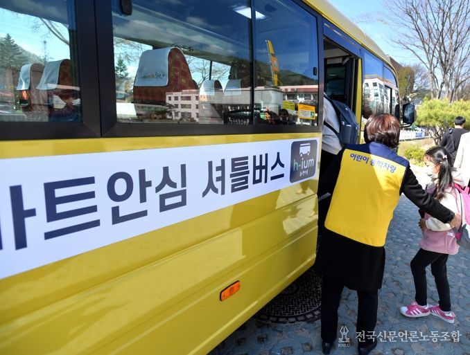 화천군이 2022년 도입한 스마트 안심셔틀. 초등학생들이 원하는 정류장으로 호출해 원하는 목적지까지 무료로 탑승할 수 있다