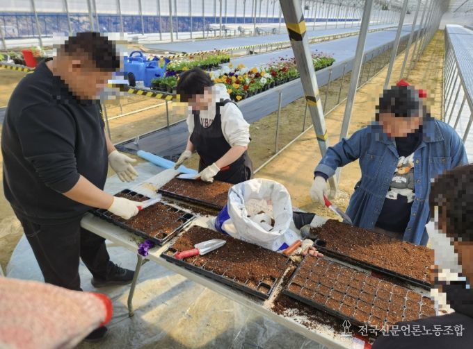 중증장애인들이 작업장에서 작업하는 사진