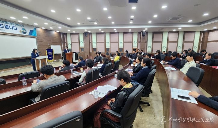 경상국립대학교 경영대학원은 3월 24일 저녁 7시 가좌캠퍼스 경영대학 최고경영자과정 강의실에서 ‘최고경영자과정(AMP) 제42기 입학 및 개강식’을 개최했다.