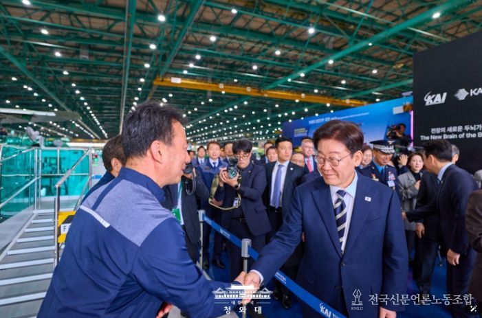 KF-21 양산 1호기 생산현장 시찰